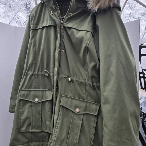 olive green winter parka features a warm, mixed-texture lining designed for cold - Picture 5 of 8
